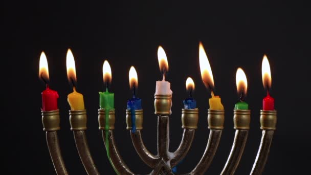 Menorah Con Velas Encendidas Para Hanukkah Sobre Fondo Oscuro — Vídeo de stock