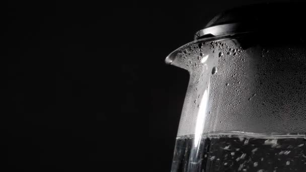 Elektrisk Vattenkokare Med Kokande Vatten Mörk Bakgrund Närbild — Stockvideo