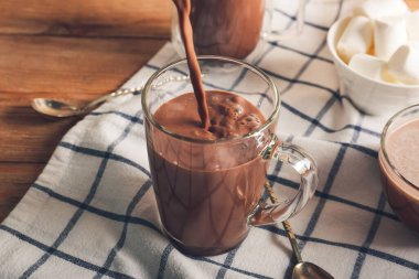 Masanın üzerine sıcak kakao dök.