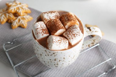 Masada marşmelov olan bir fincan lezzetli kakao.