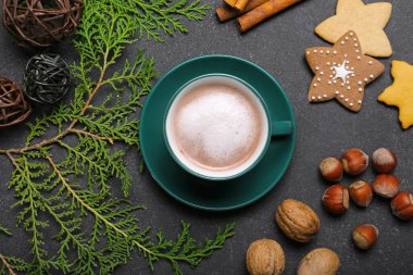 Masada lezzetli kakao içeceği olan Noel kompozisyonu