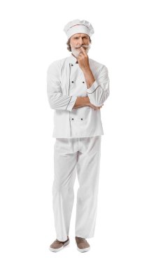 Beyaz arka planda olgun bir aşçı.