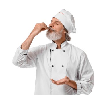 Beyaz arka planda olgun bir aşçı.