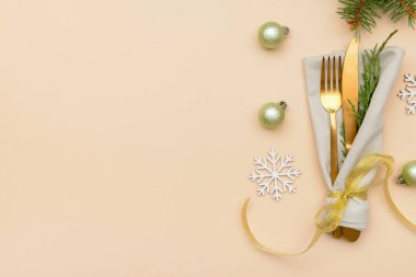 Noel masası için renk arkaplanı ayarlı çatal bıçak takımı ile kompozisyon