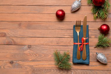 Noel sofrası için ahşap zemin üzerine çatal bıçak takımı.
