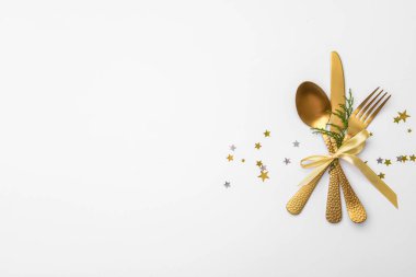 Beyaz arkaplanda noel sofrası için çatal bıçaklı kompozisyon