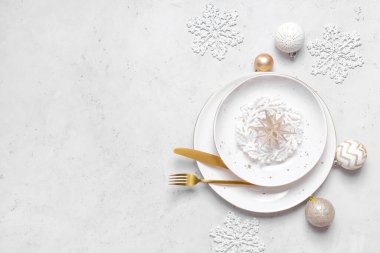 Işık arkaplanı üzerine kurulmuş Noel tablosu