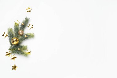 Beyaz arka planda güzel bir Noel kompozisyonu