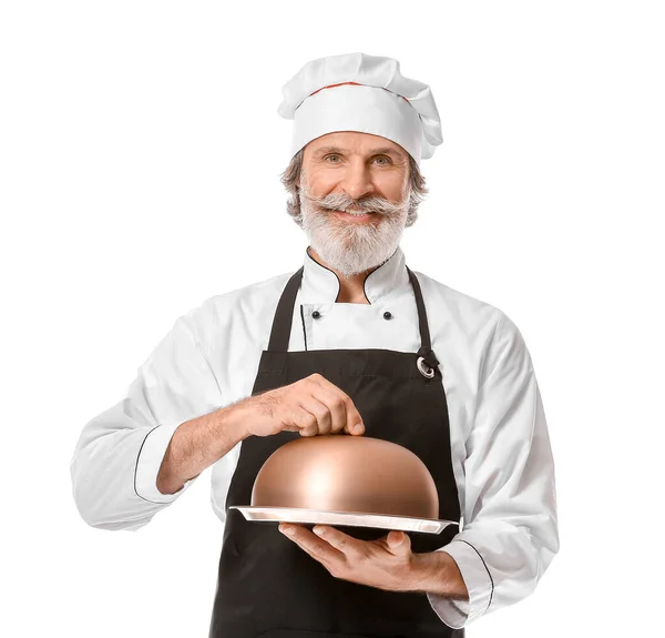 Ältere Männliche Koch Mit Tablett Und Cloche Auf Weißem Hintergrund — Stockfoto