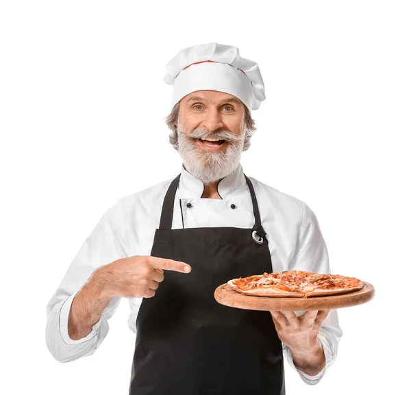 Ältere Männliche Koch Mit Leckere Pizza Auf Weißem Hintergrund — Stockfoto