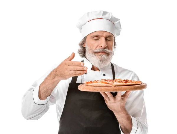 Maduro Masculino Chef Com Saborosa Pizza Fundo Branco — Fotografia de Stock