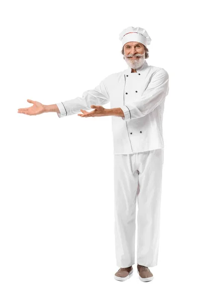 Starší Kuchař Ukazuje Něco Bílém Pozadí — Stock fotografie