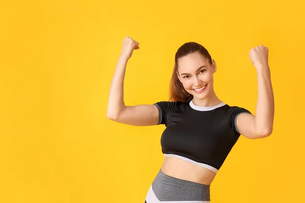 Vrolijke Sportieve Jonge Vrouw Kleur Achtergrond Concept Van Het Bereiken — Stockfoto