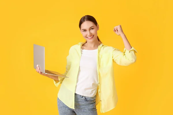 Glückliche Junge Frau Mit Laptop Auf Farbigem Hintergrund Konzept Der — Stockfoto
