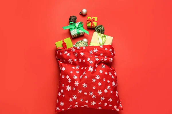 Santa Väska Med Gåvor Färg Bakgrund — Stockfoto