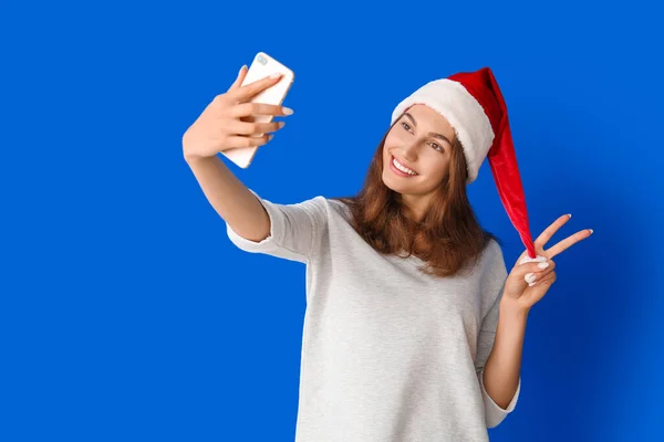 Hermosa Joven Santa Sombrero Tomando Selfie Sobre Fondo Color —  Fotos de Stock