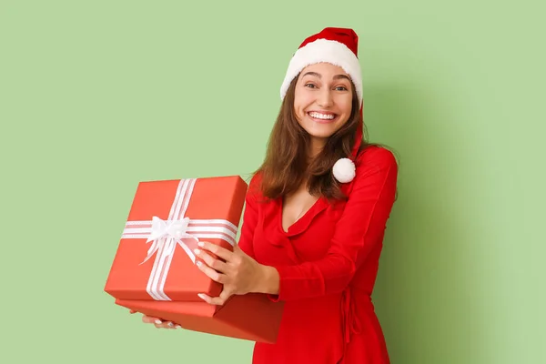 Hermosa Joven Sombrero Santa Con Regalo Fondo Color —  Fotos de Stock