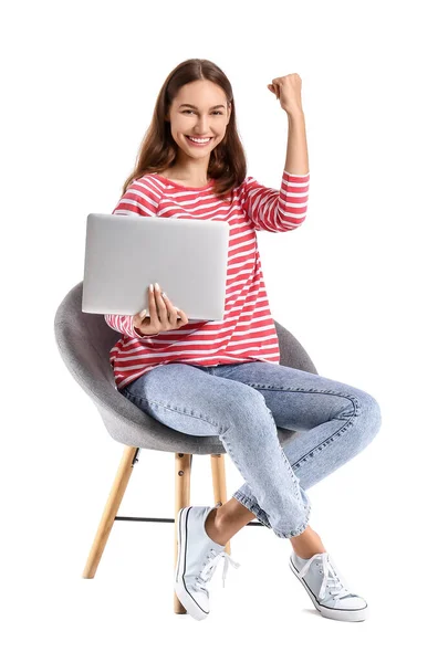 白い背景にアームチェアに座ってノートパソコンを持つ幸せな若い女性 目標達成の概念 — ストック写真