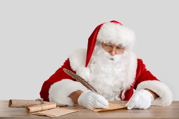 Babbo Natale Facendo Lista Dei Desideri Sfondo Chiaro — Foto Stock