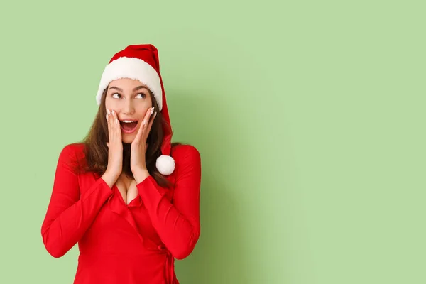 Surprise Jeune Femme Chapeau Père Noël Sur Fond Couleur — Photo