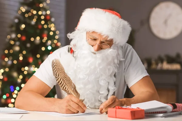 Papai Noel Fazendo Lista Presentes Mesa — Fotografia de Stock