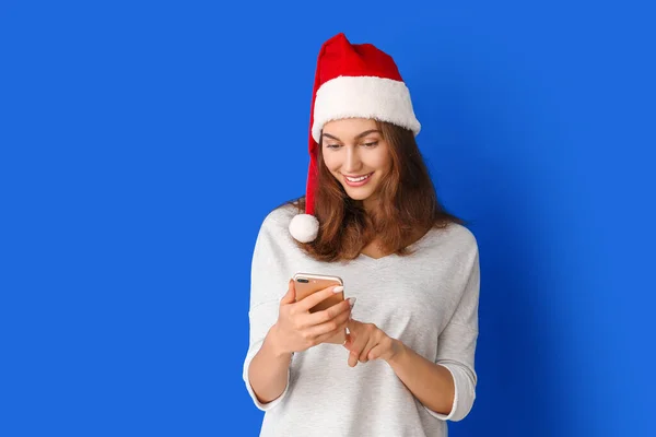 Belle Jeune Femme Dans Chapeau Père Noël Avec Téléphone Mobile — Photo