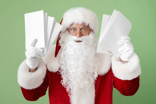 Weihnachtsmann Mit Buchstaben Auf Farbigem Hintergrund — Stockfoto