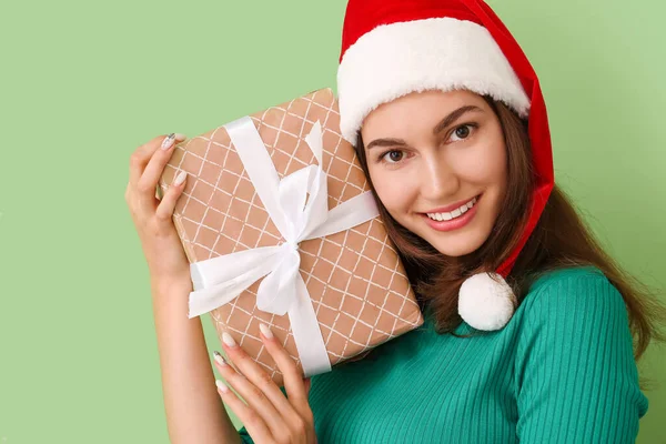 Bella Giovane Donna Cappello Babbo Natale Con Regalo Sfondo Colori — Foto Stock