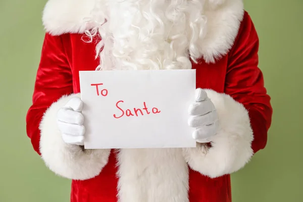 Weihnachtsmann Mit Brief Auf Farbigem Hintergrund — Stockfoto