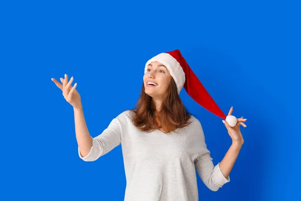 Hermosa Mujer Joven Sombrero Santa Sobre Fondo Color —  Fotos de Stock