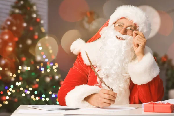 Weihnachtsmann Bastelt Liste Mit Geschenken Tisch — Stockfoto