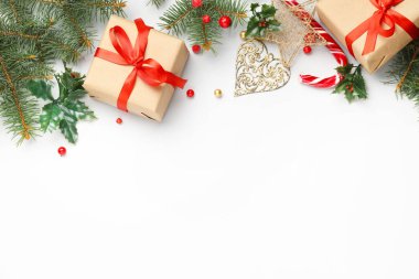 Beyaz arka planda güzel bir Noel kompozisyonu