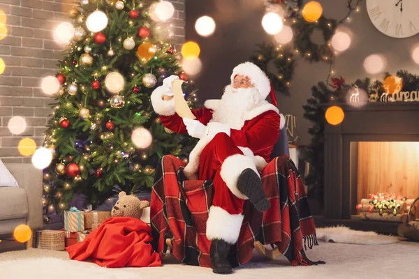 Carta Lectura Santa Claus Habitación Decorada Para Navidad — Foto de Stock
