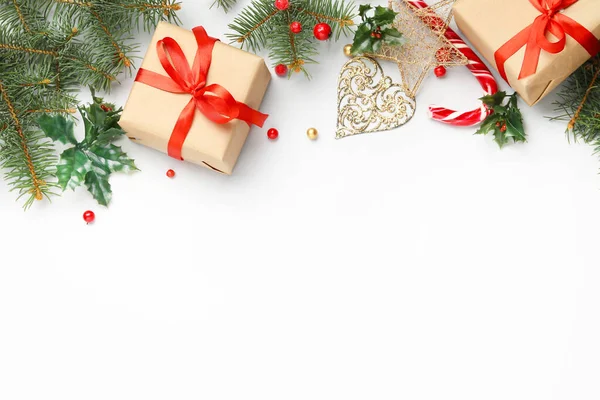 Schöne Weihnachtskomposition Auf Weißem Hintergrund — Stockfoto