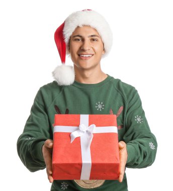 Noel Baba şapkalı yakışıklı ve beyaz arka planda bir hediye.