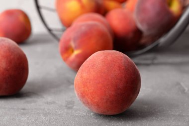 Masada olgun şeftaliler