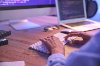 Geceleri ofiste çalışan kadın programcı, yakın plan.
