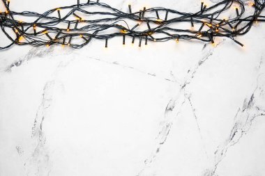 Işık arkaplanda Noel çelengi