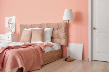 Modern şık yatak odasının içi.