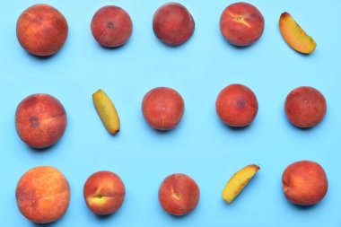 Renkli arkaplanda tatlı şeftaliler