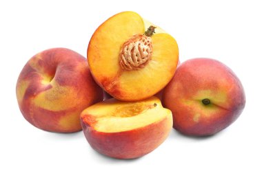 Beyaz arka planda olgun şeftaliler