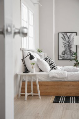 Modern şık yatak odasının içi.