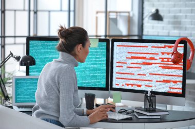 Ofiste çalışan kadın programcı