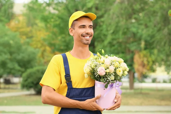 Delivery Man Beautiful Flowers Outdoors — Stock Photo, Image