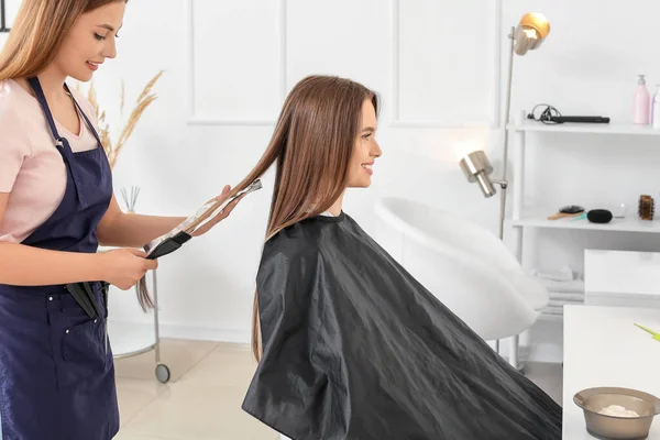 Coiffeur Travaillant Avec Une Jeune Femme Dans Salon Beauté — Photo