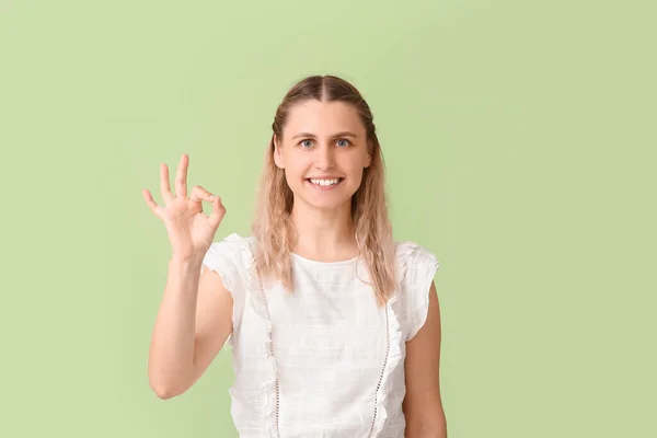 Mladá Žena Ukazuje Gesto Barevném Pozadí — Stock fotografie