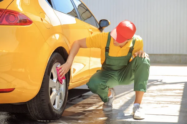 Worker Car Wash Cleaning Modern Automobile — Stock Photo, Image