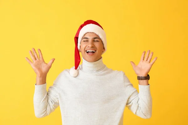 Glad Ung Man Santa Hatt Färg Bakgrund — Stockfoto