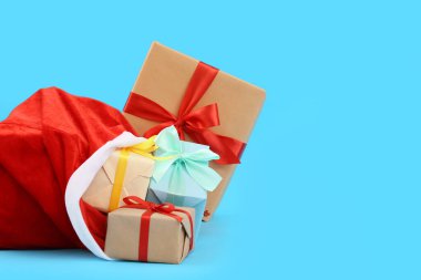 Noel Baba çantasının içi hediyelerle dolu.