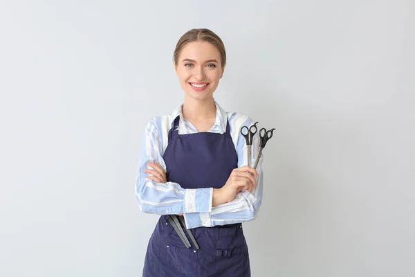 Vrouwelijke Kapper Lichte Achtergrond — Stockfoto